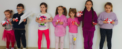Fotorelacja - zajęcia patriotyczne dla dzieci i młodzieży, wspólne wykonywanie kotylionów