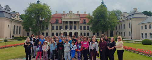Fotorelacja - wycieczka do Kozłówki zorganizowana z okazji Dnia Dziecka dla uczniów SP w Machnowie Nowym